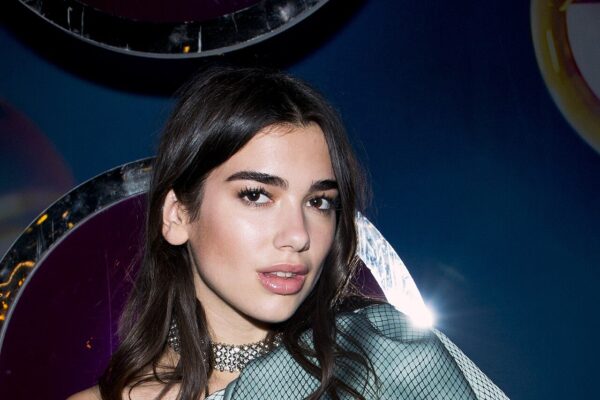 Dua Lipa wiki: haar afkomst, carrière, relaties en leven buiten het podium