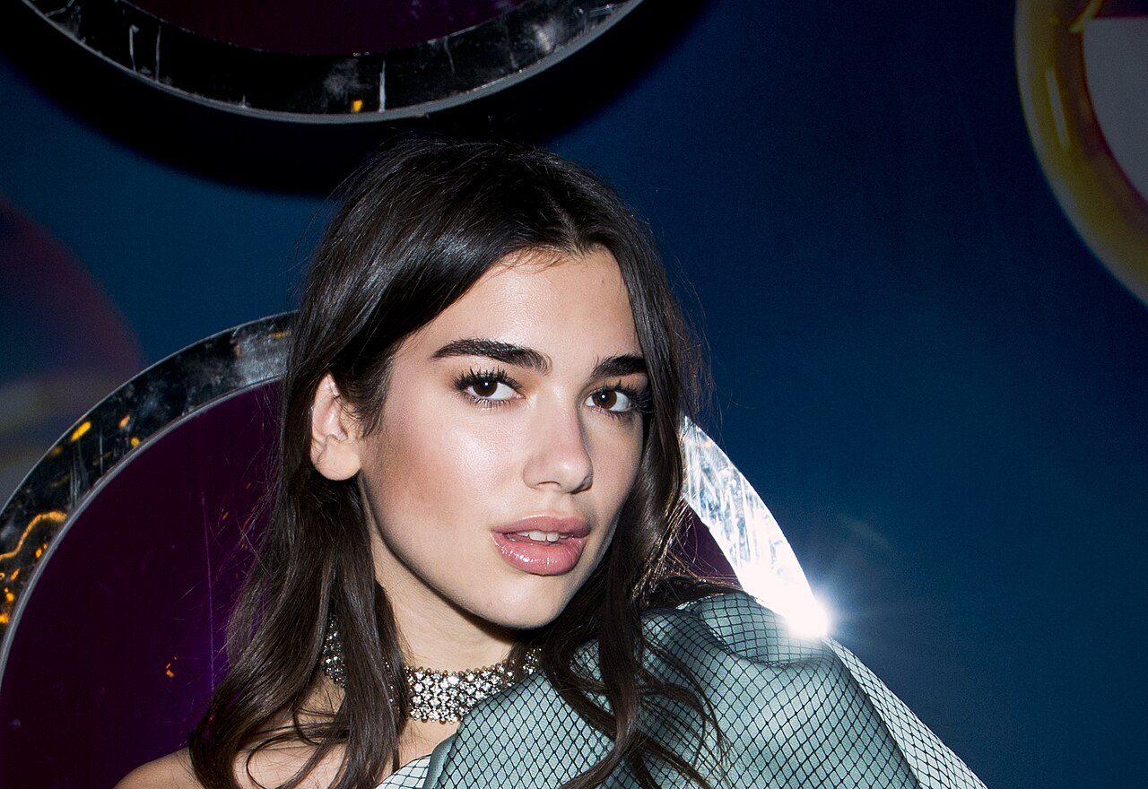 Dua Lipa wiki: haar afkomst, carrière, relaties en leven buiten het podium
