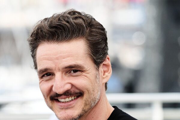 Pedro Pascal wiki: het verhaal achter zijn carrière, achtergrond en privéleven