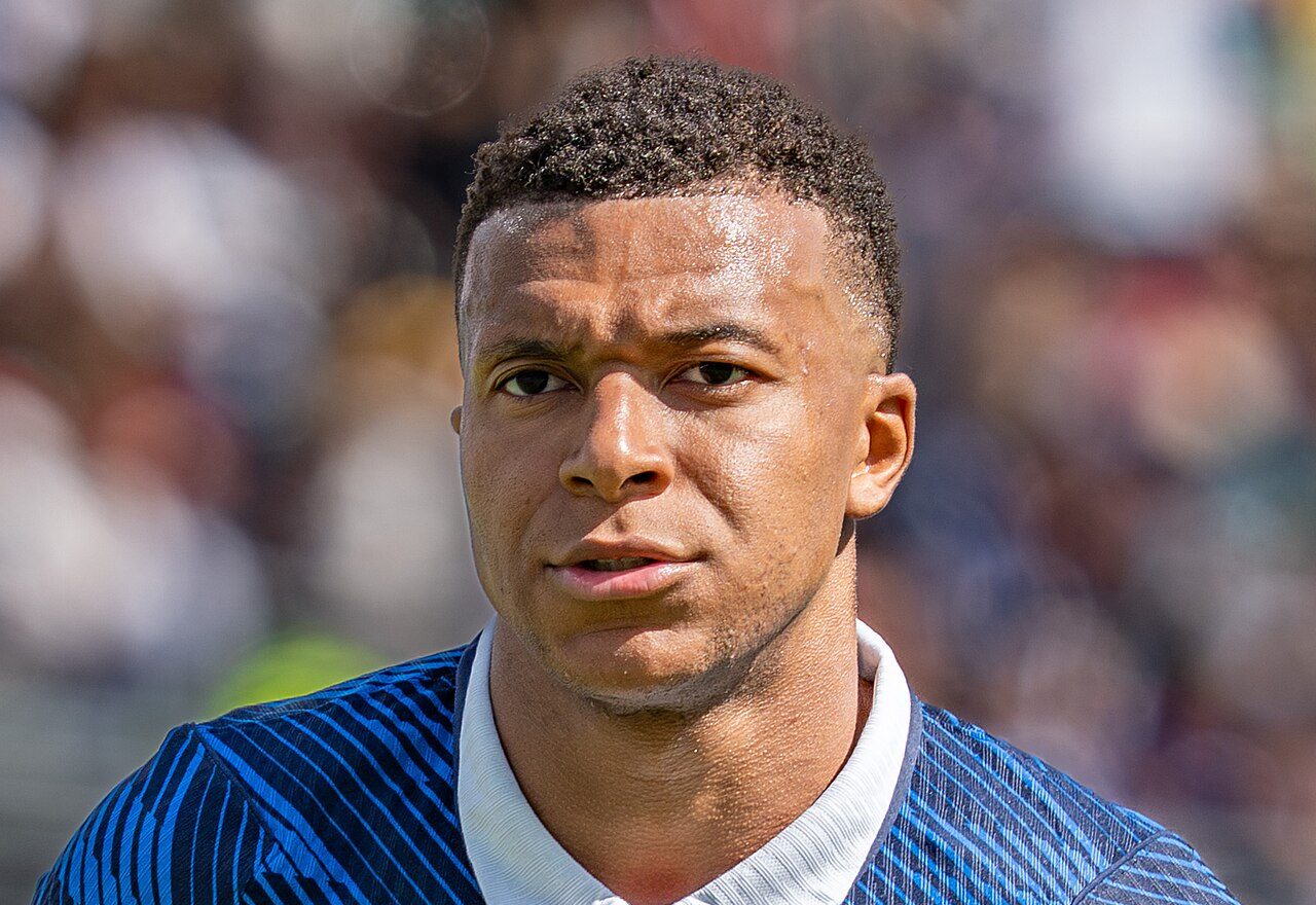 Wie is Kylian Mbappé? Zijn jeugd, salaris, vriendin en records op het veld
