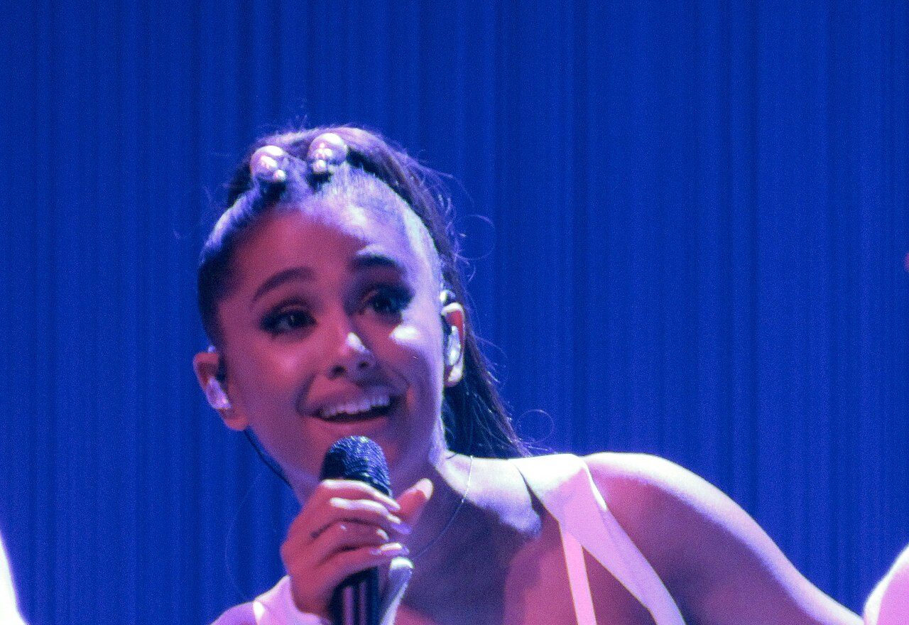 Ariana Grande: leeftijd, relaties, carrière en hoe ze uitgroeide tot popicoon