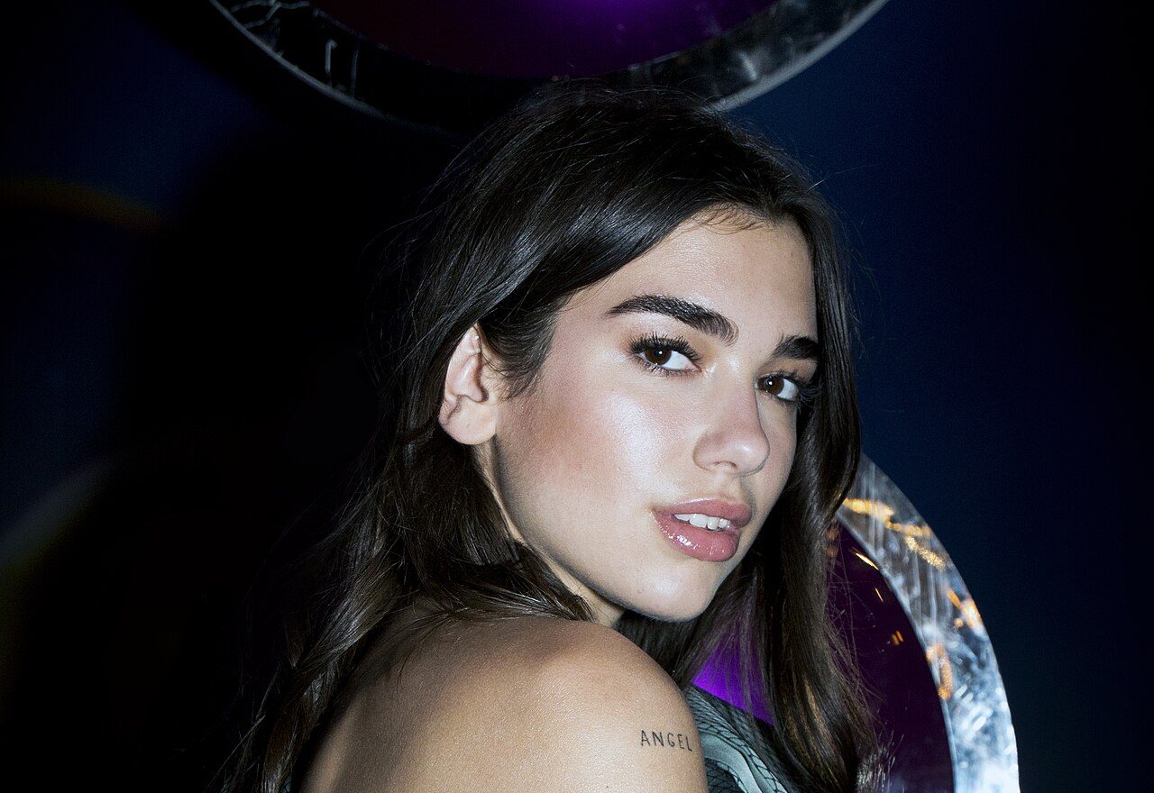 Wie is Dua Lipa? Haar afkomst, hits, liefdesleven en internationale doorbraak