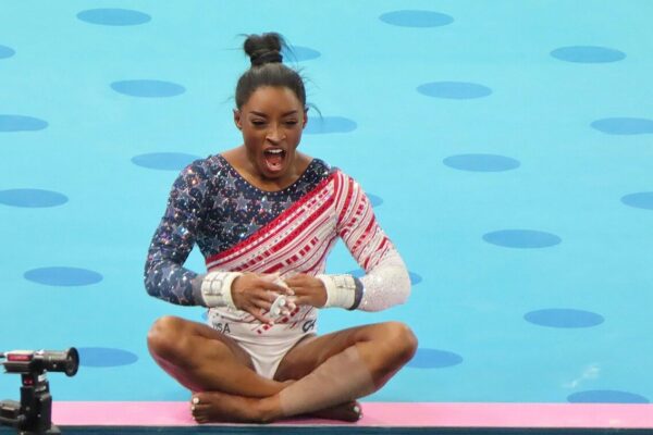 Hoe lang is Simone Biles? Alles over haar lengte en turncarrière