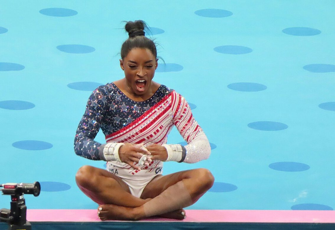 Hoe lang is Simone Biles? Alles over haar lengte en turncarrière