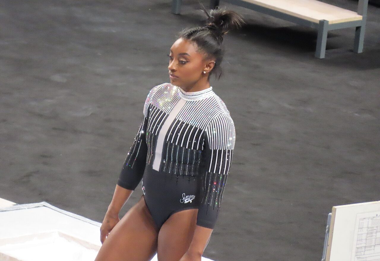 Simone Biles uitgelegd: haar medailles, privéleven en comeback in de topsport