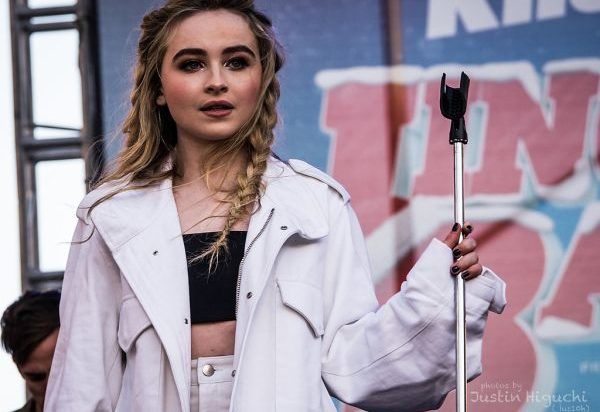 Sabrina Carpenter: leeftijd, muziek, films en waarom iedereen haar naam zoekt