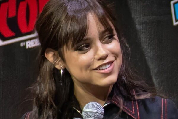 Wie speelt Wednesday? Alles over Jenna Ortega en haar razendsnelle opkomst